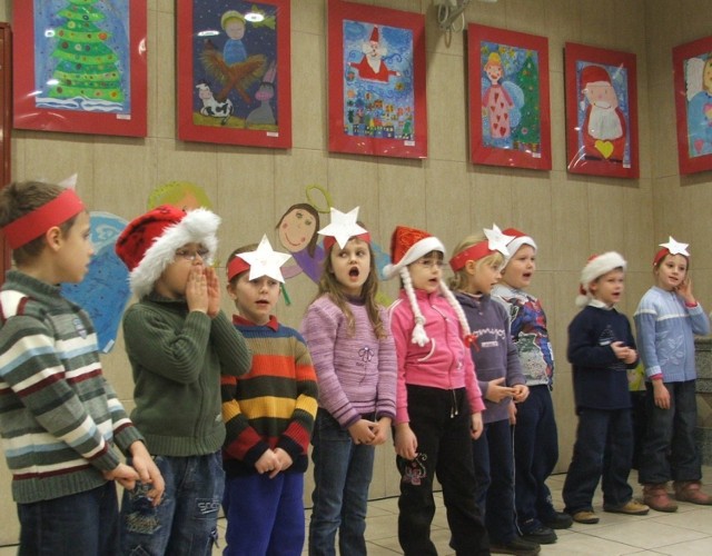 Autorzy rysunków podczas śpiewania piosenek świątecznych