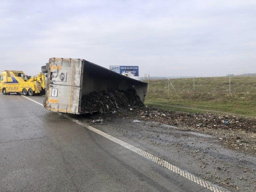 Wypadek na A1 w Częstochowie. Samochód ciężarowy z naczepą wywrócił się na jezdnię. Zobaczcie zdjęcia z miejsca akcji