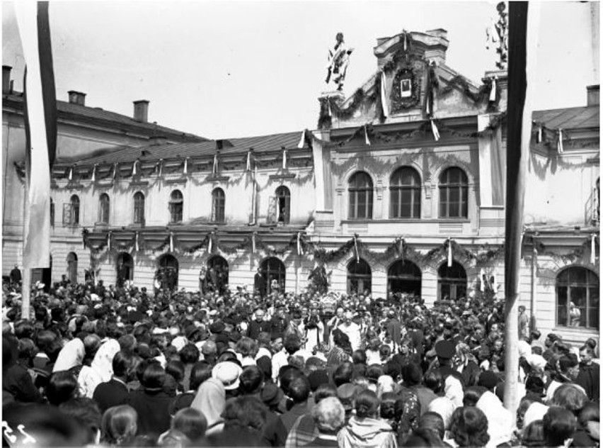 Srebrna trumna, tłumy ludzi, wojsko oddające hołd - tak witano relikwie św. Andrzeja Boboli w Czechowicach