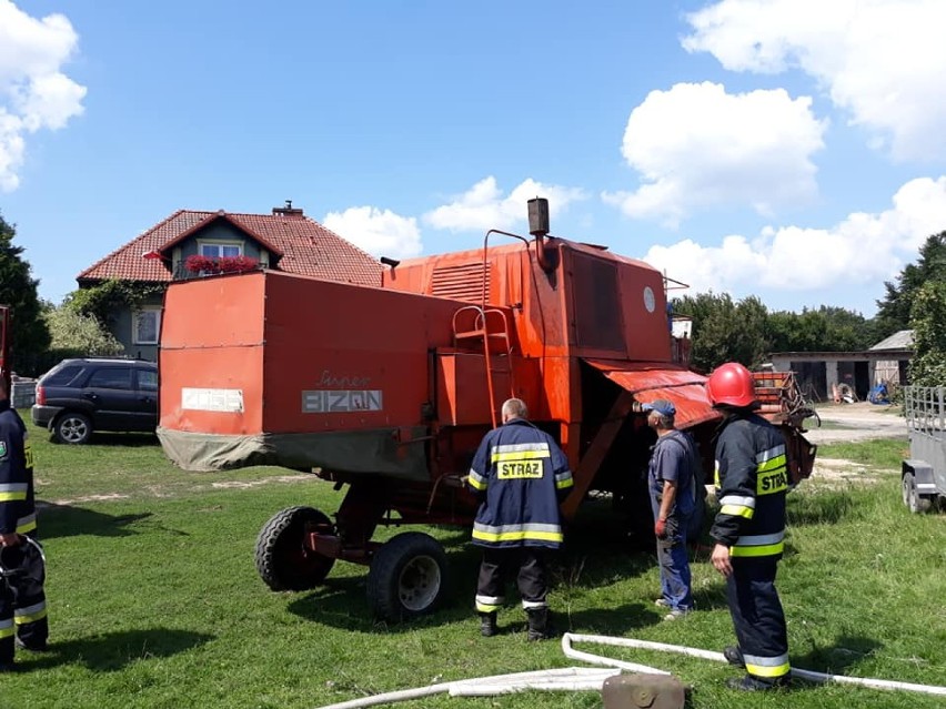 Zapalił się kombajn w Pieskach. Rolnikowi udało się zapanować nad pożarem ZDJĘCIA