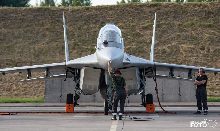 Malbork. 22 Baza Lotnictwa Taktycznego podczas pracy [FILM, ZDJĘCIA]. Tak wygląda uruchamianie silników MiG-a 29