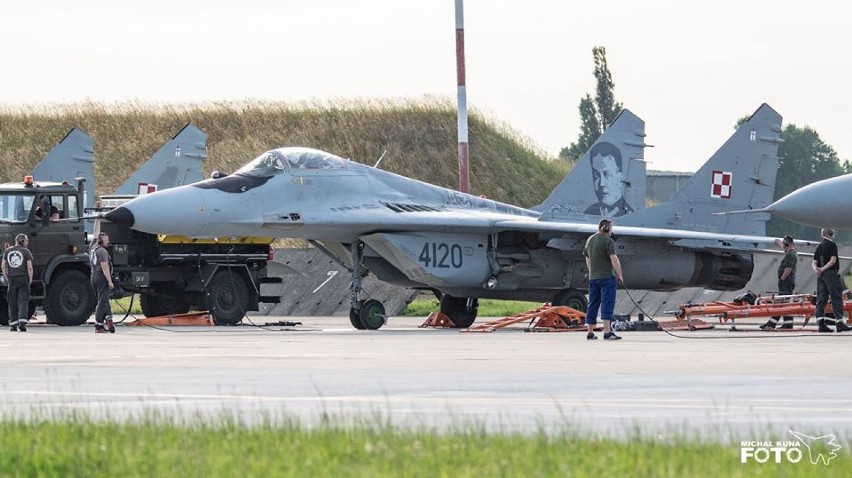 Malbork. 22 Baza Lotnictwa Taktycznego podczas pracy [FILM, ZDJĘCIA]. Tak wygląda uruchamianie silników MiG-a 29