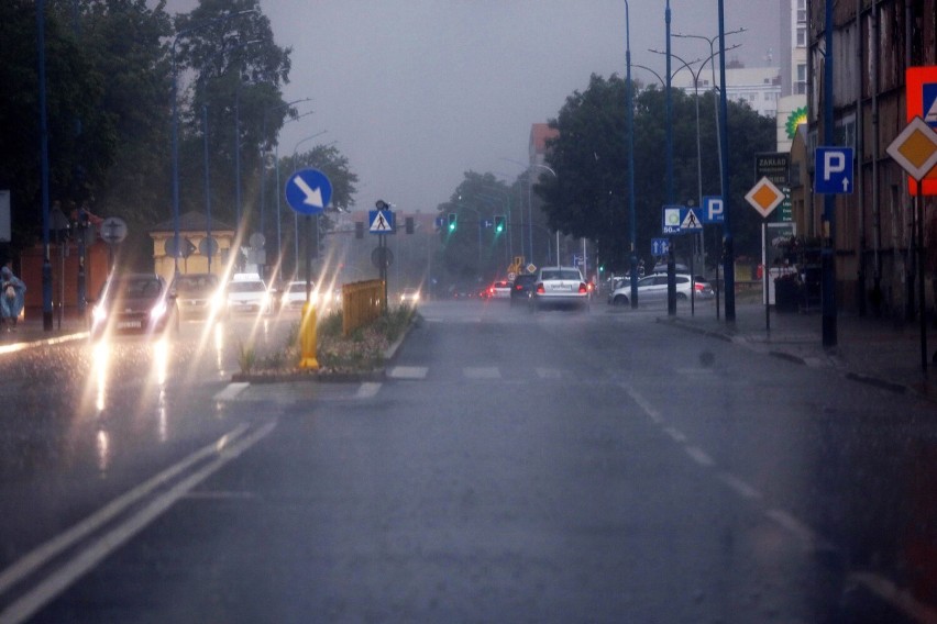 Ostra ulewa przechodzi nad Legnicą i okolicą, zobaczcie zdjęcia