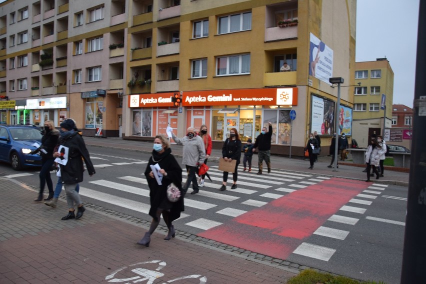 Protest kobiet w Szczecinku. Blokowały ulicę Wyszyńskiego i Kołobrzeską [zdjęcia]