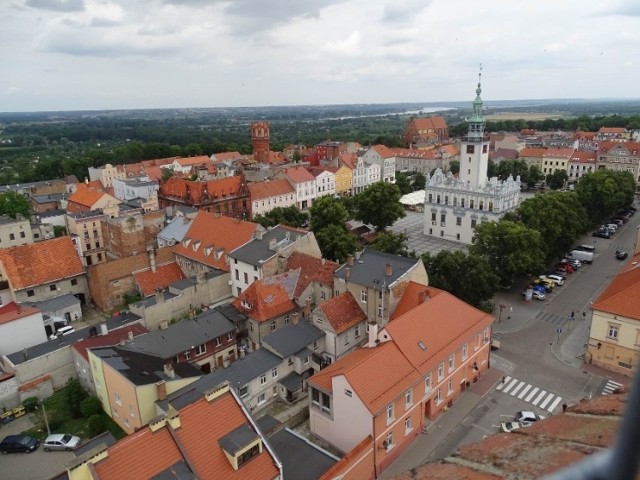 Chełmno - miasto na 9 wzgórzach otoczonych Wisłą. Polska stolica zakochanych. Kraków północy. Polskie Carcassonne. To stąd jest najpiękniejszy widok na Świecie - zwykli mawiać mieszkańcy, pokazując gościom zakątki Miasta Zakochanych - wskazując przy tym jaki widok rozpościera się na sąsiednie Świecie. Liczba zabytków na stosunkowo niewielkiej powierzchni czyni to miasto perełką województwa kujawsko-pomorskiego.