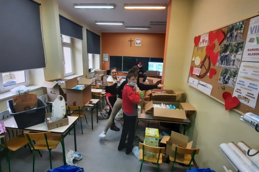 Gmina Chocz. Uczniowie Szkoły Podstawowej w Kwileniu wsparli zbiórkę na rzecz Ukrainy
