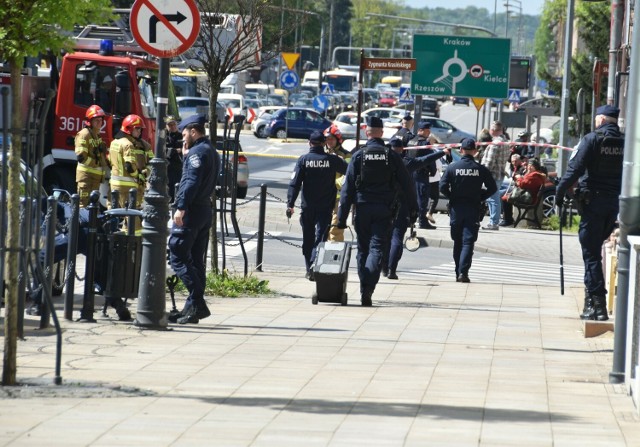 Działania służb w rejonie placówki bankowej przy ul. Krakowskiej trwały ponad półtorej godziny. W tym czasie droga była zablokowana dla pieszych i samochodów