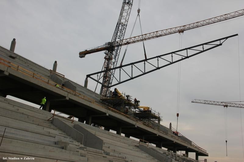 Budowa stadionu Górnika Zabrze: Pierwsze elementy zadaszenia [ZDJĘCIA]