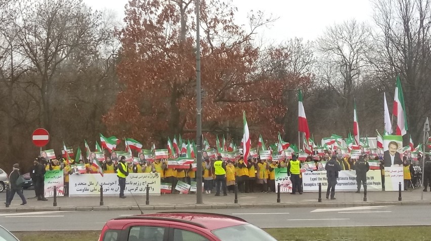 Protest pod Stadionem Narodowym. Sprzeciwiają się "terrorystycznemu" reżimowi w Teheranie