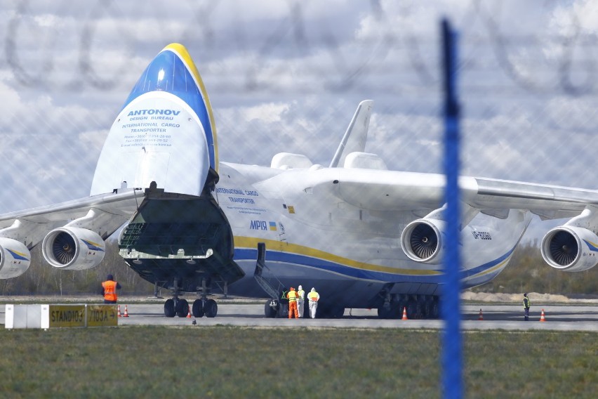 Rozpakowywanie An-225 na lotnisku Chopina. Ile sprzętu naprawdę przywiózł do Polski? 400 ton, a może tylko 80?