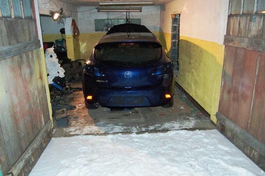 Dziupla samochodowa w Łodzi. Na miejscu znaleziono 200 skradzionych części samochodowych