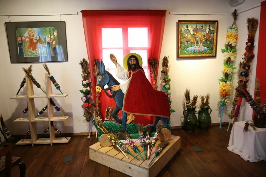 Wielkanocna wystawa w Dworku Laszczyków w Kielcach. Ustrojony stół, palmy, kraszanki i chłopska święconka. Zobacz zdjęcia i film