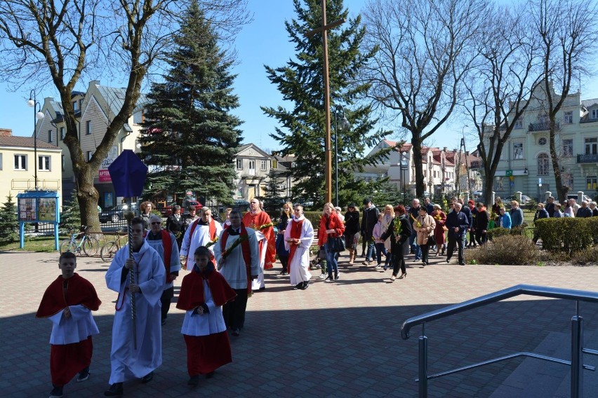 Niedziela Palmowa w Augustowie. Wierni z palemkami zebrali się przy grocie [ZDJĘCIA]