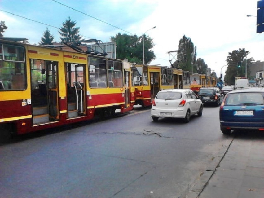 źródło: Wypadek na Przybyszewskiego. Tramwaj zderzył się z...