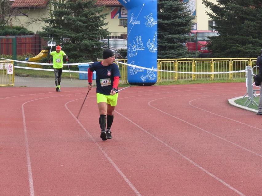 Wielbiciele Nordic Walking w VII Marszu Mikołajkowym [DUŻO ZDJĘĆ]   