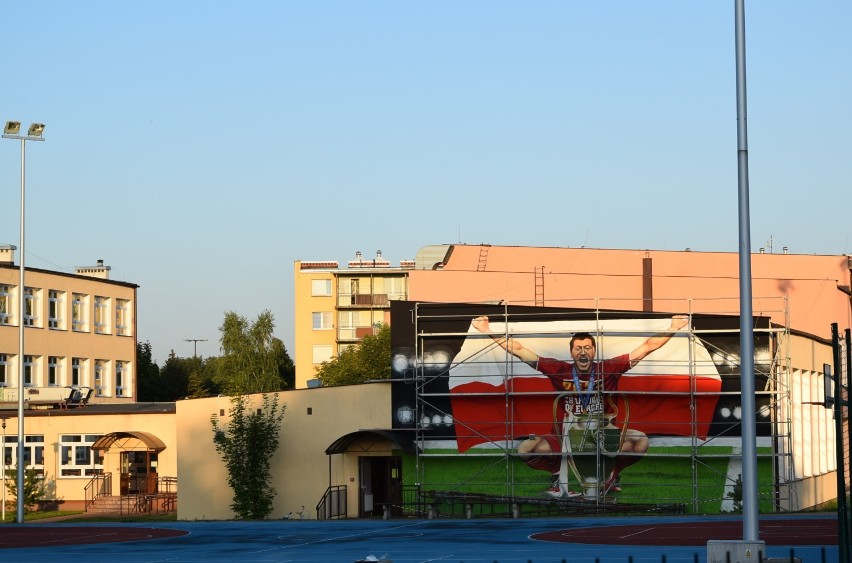 Mural z wizerunkiem Roberta Lewandowskiego powstaje w Chełmie - zobaczcie zdjęcia