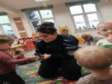 Dzieci ze żłobka w Wierzchucinie miały niesamowitego gościa. Policjantka odwiedziła maluchy i opowiedziała im m.in. o swojej pracy