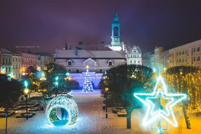 - Zobaczcie zaśnieżony Rynek w Kluczborku, w blasku świątecznych iluminacji - napisał znany kluczborski fotografik Maciej Knapa, który sfotografował Kluczbork pokryty białym puchem.

