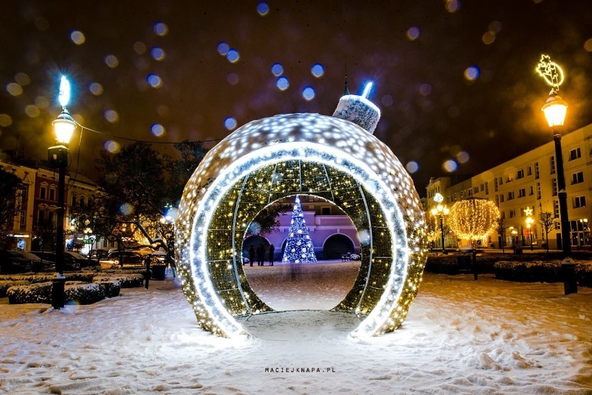 - Zobaczcie zaśnieżony Rynek w Kluczborku, w blasku...