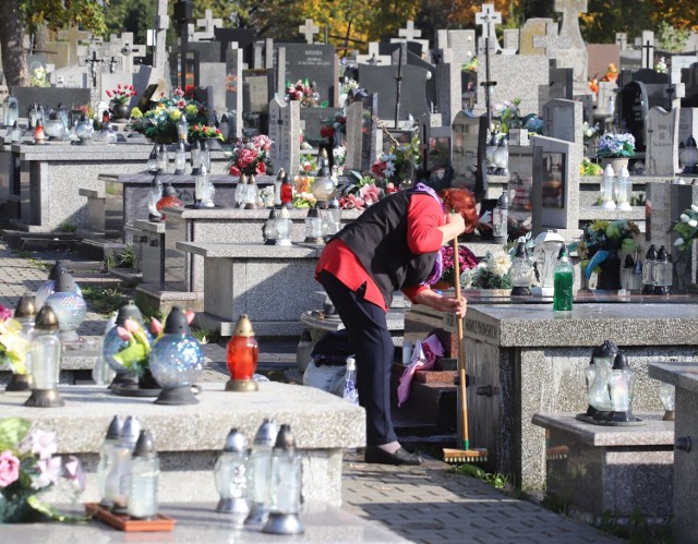 Trwają przygotowania na cmentarzu w Radomiu przed 1 listopada.