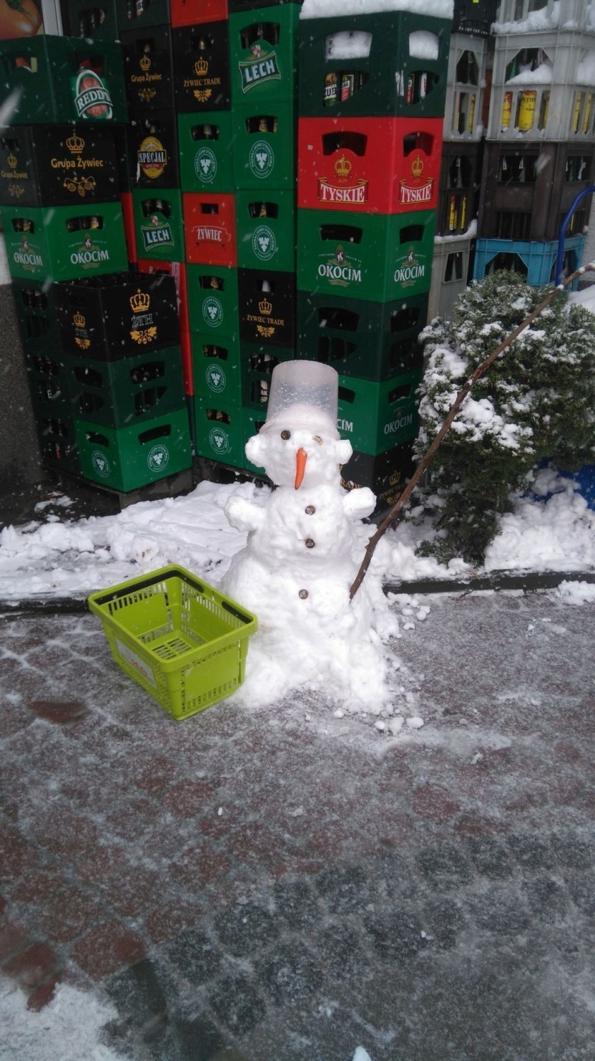 Zdjęcie zrobione przed sklepem na ulicy Diamentowej w...