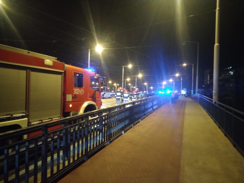 Wrocław. Mercedes rozbił się na moście Szczytnickim, kierowca i pasażerowie uciekli, jeden wskoczył do Odry [ZDJĘCIA]