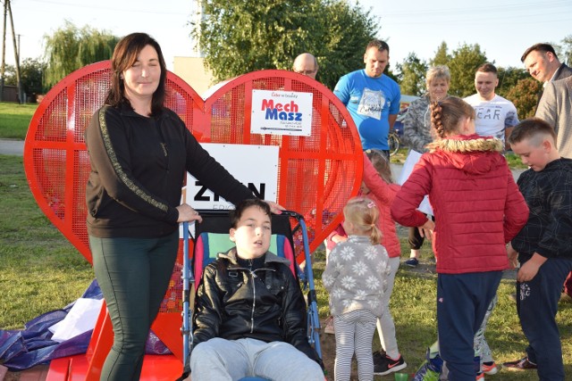 Plastikowe nakrętki z pojemnika w kształcie serca będzie mogła sprzedawać pani Agnieszka - mama niepełnosprawnego Mateusza Sierszulskiego z Brzyskorzystwi. Pieniądze zostaną przeznaczone na rehabilitację chłopca.