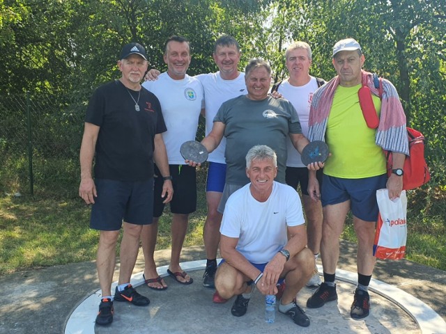 Chrzypski przedsiębiorca Bogdan Królik na Mistrzostwach Polski w rzutach nietypowych. Wrócił z sześcioma medalami.