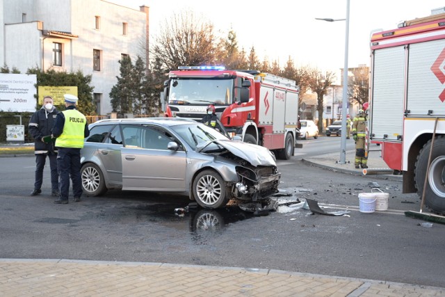 Na skrzyżowaniu ul. Piłsudskiego i Dąbrowskiego w Grudziądzu zderzyły się dwa samochody osobowe. Jedna osoba trafiła do szpitala