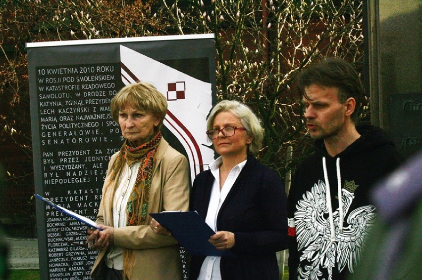 Ósma rocznica katastrofy smoleńskiej, pod pomnikiem Jana Pawła II w Legnicy [ZDJĘCIA]