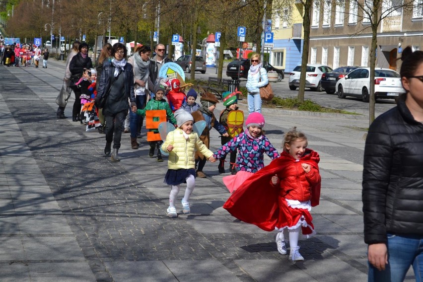 Częstochowa: Parada postaci literackich przeszła przez Aleje