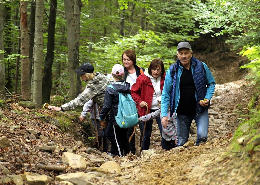 Odkryj Beskid Wyspowy. 30 czerwca szlakiem zbójników i tajemniczych inskrypcji na Modyń