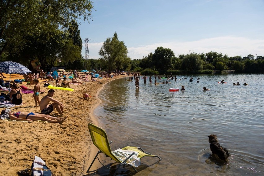 Krakowianie już rozpoczęli długi weekend. Nie brakowało plażowiczów na nowej plaży na Bagrach [ZDJĘCIA]