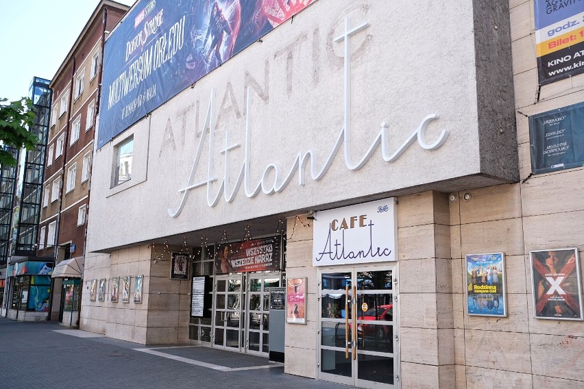 Kino Atlantic z nowym szyldem. Podświetlany napis na fasadzie wzorowany jest na kultowym neonie