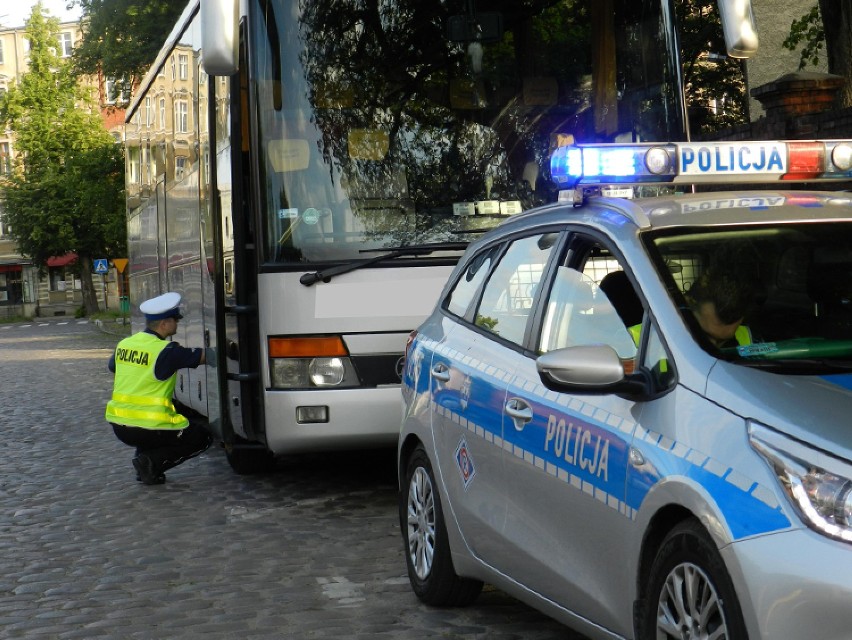 Policjanci kontrolują autobusy przed wyjazdem w trasę