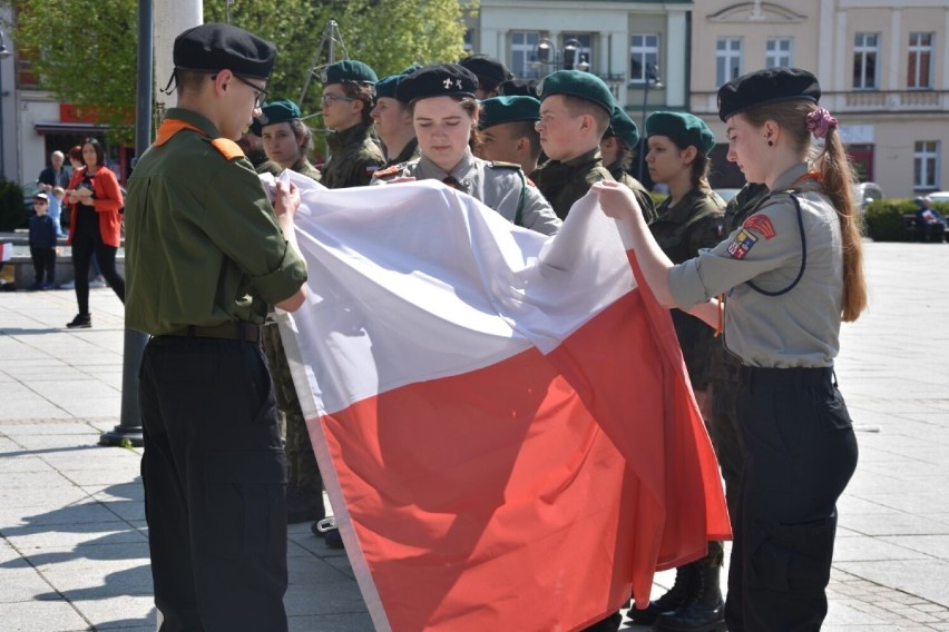 Dzień Flagi 2022. W Wągrowcu uroczyście zawieszono flagę na maszcie 