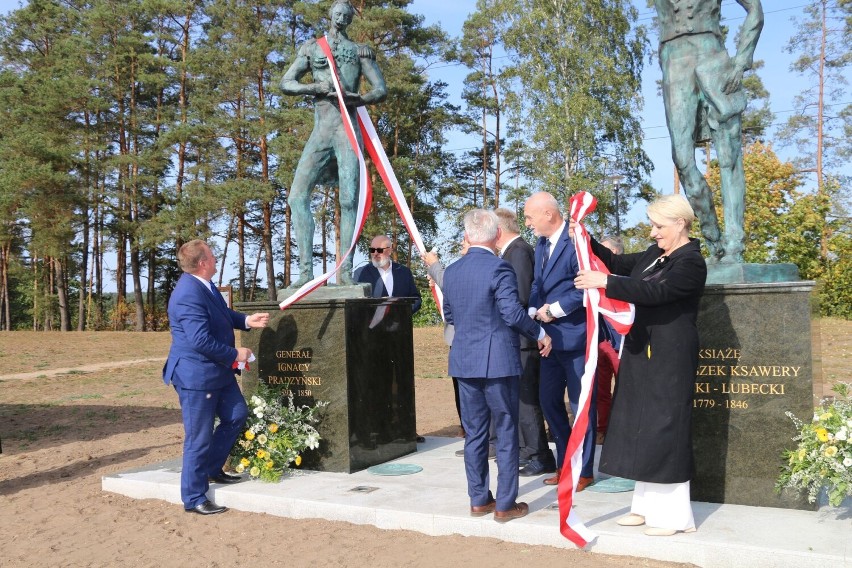 Monument stanął za urzędem gminy w Płaskiej