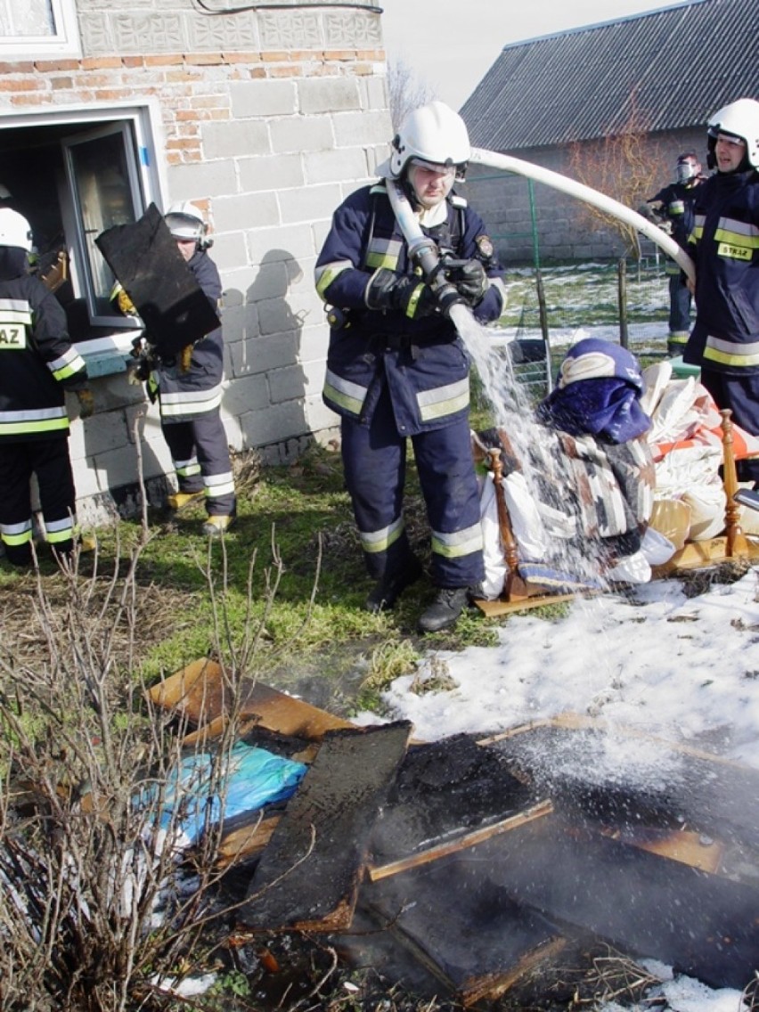 Pożar w Złoczewie. Ogień wybuchł w domku jednorodzinnym