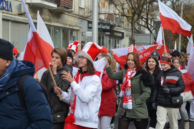 Radosna Parada z okazji Święta Niepodległości Polski 2022 r. przeszła ulicami Wrocławia. W pochodzie wzięły udział tłumy mieszkańców stolicy Dolnego Śląska. Parada przeszła do Centrum Historii Zajezdnia gdzie z okazji święta odbędzie się wiele wydarzeń. 

Przesuwaj slajdy klikają w strzałki, używaj klawiszy lub gestów ------------→