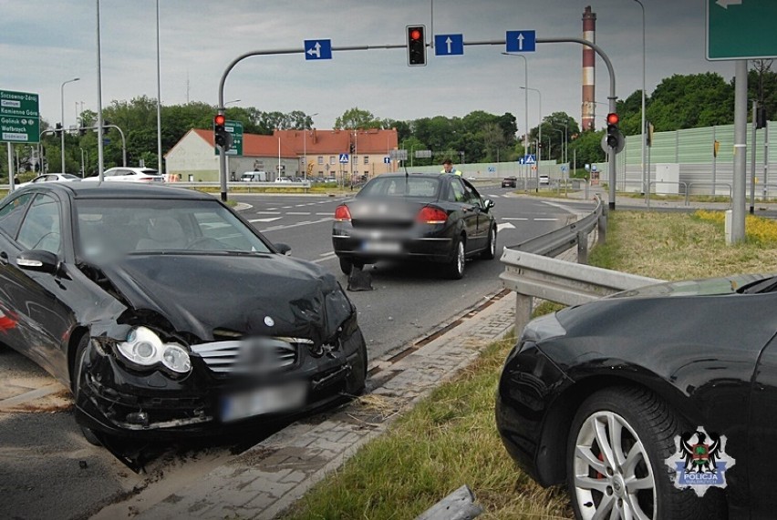 Wypadek na rondzie Tesco w Szczawnie - Zdroju przy zjeździe...