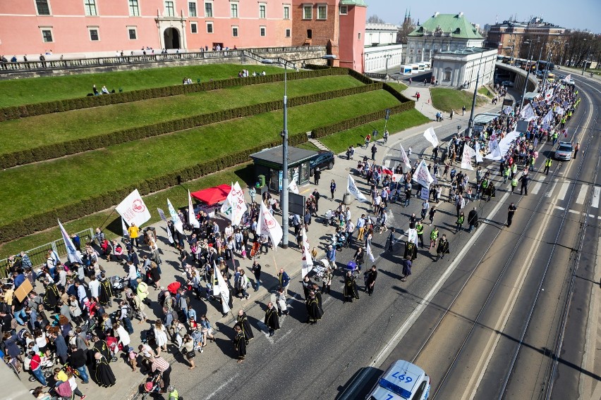 Marsz Świętości Życia 2017, Warszawa. Tysiące osób przeszły...