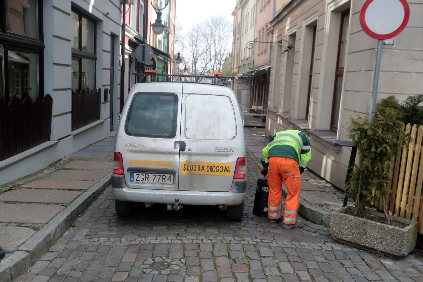 Podzamcze jak wysypisko. Śmieci zostały (częściowo) wysprzątane 