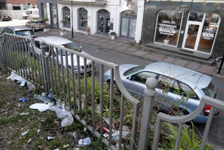 Podzamcze jak wysypisko. Śmieci zostały (częściowo) wysprzątane 