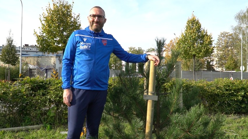 Trener Marek Papszun jako pierwszy posadził drzewo w ramach...