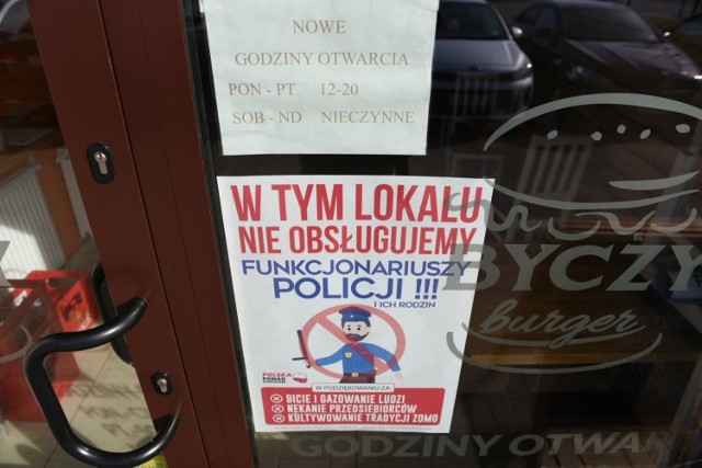 Na drzwiach restauracji Byczy Burger w Toruniu pojawił się kontrowersyjny plakat.