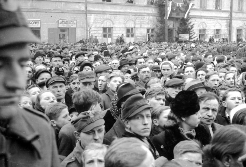 Sieradz, rok 1946. Wręczenie sztandaru Oficerskiej Szkole...