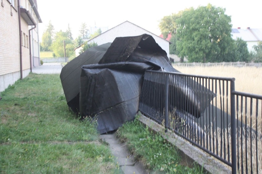 Wiatr zerwał dach szkoły w Dzwono-Sierbowicach [ZDJĘCIA]