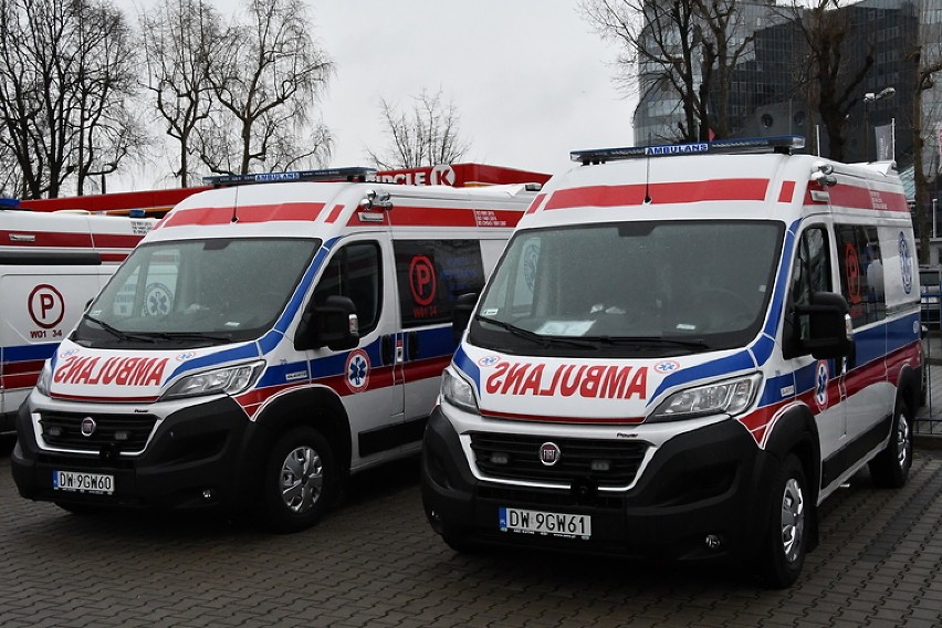 Nowoczesne karetki dla Warszawy. Wyposażone w ''najnowszej generacji sprzęt medyczny'' ambulanse kosztowały ponad milion złotych