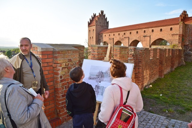 Podczas wieczornych spacerów historię kwidzyńskiego zamku oraz katedry przedstawiali trzej przewodnicy