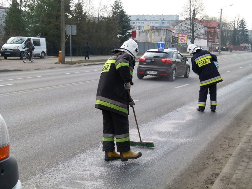 Kilometry oleju na drodze w Sieradzu. Wyciek objął m.in....